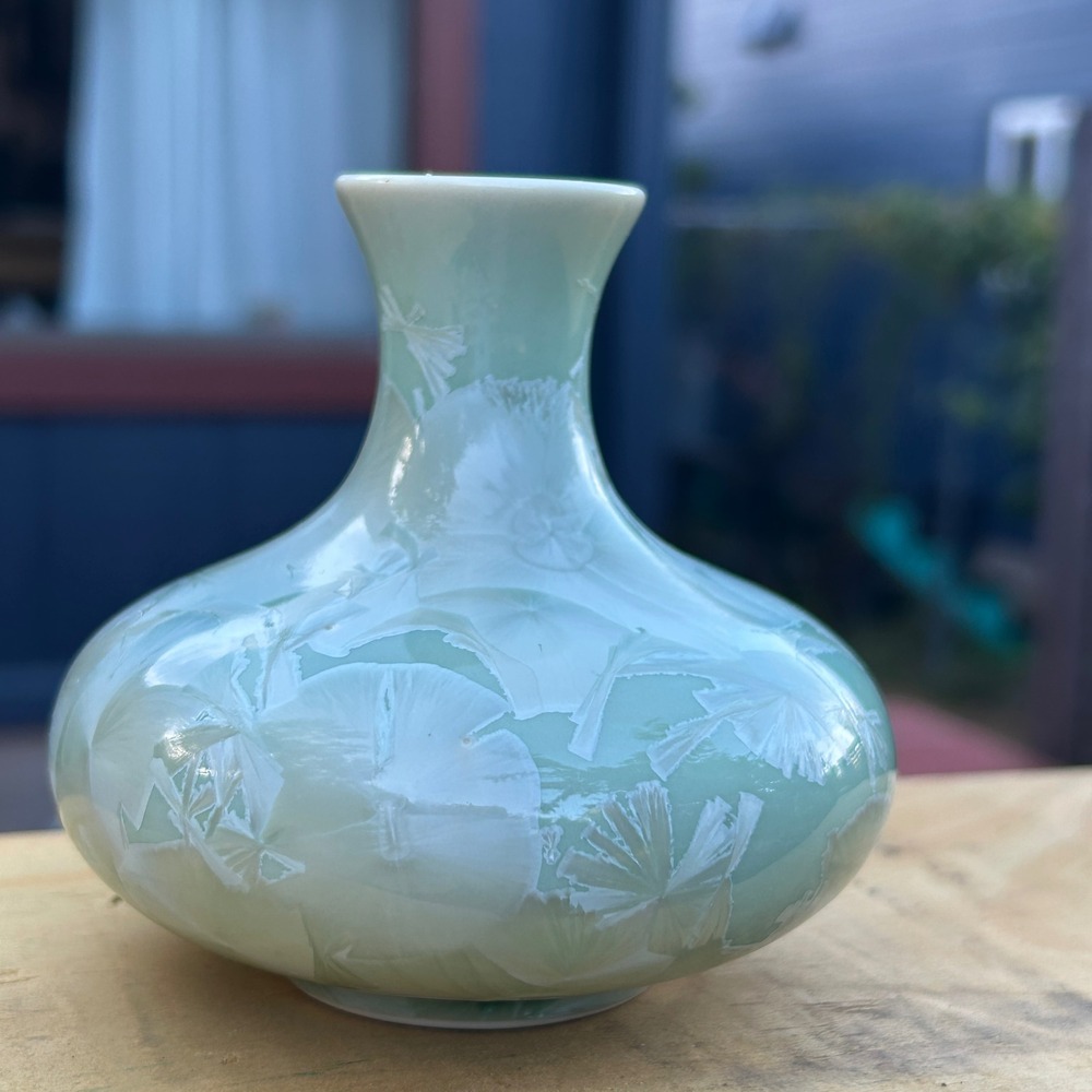 Kinmen Taiwan Crystalline Glaze Porcelain Vase 4.25" Celadon Green Snowflake